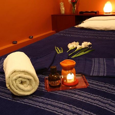 Avari Towers Karachi Eksteriør billede A massage table
