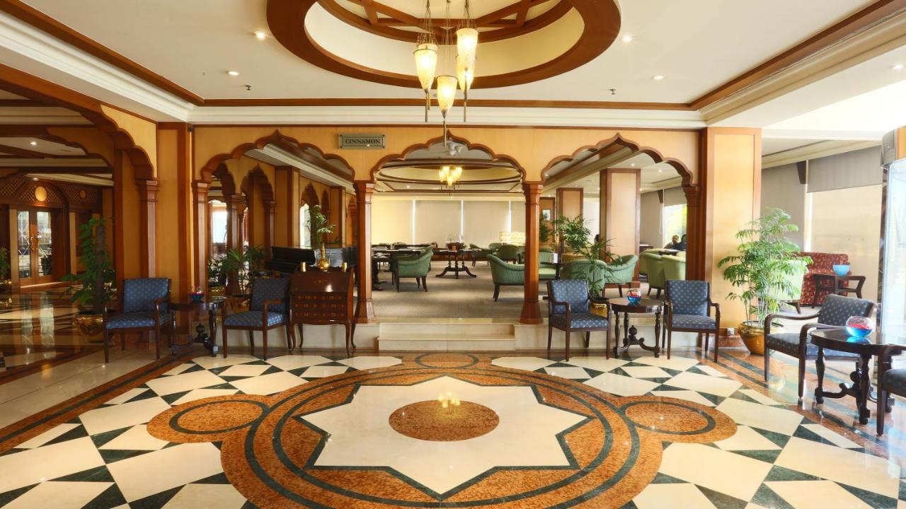 Avari Towers Karachi Eksteriør billede The lobby of the hotel
