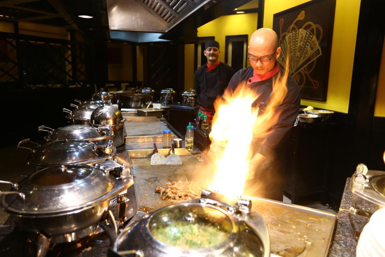 Avari Towers Karachi Eksteriør billede A chef cooking with a blowtorch