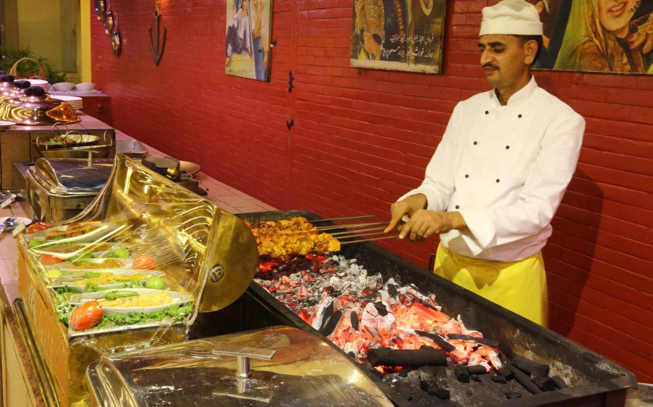 Avari Towers Karachi Eksteriør billede A chef cooking food