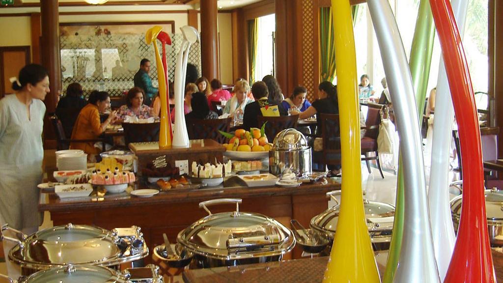 Avari Towers Karachi Eksteriør billede A buffet at a hotel