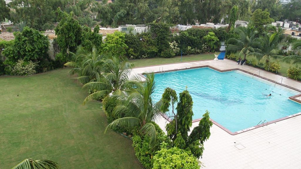 Avari Towers Karachi Eksteriør billede Swimming pool at the club