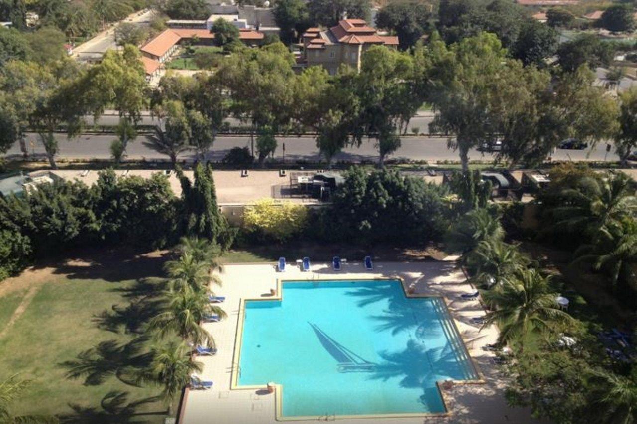 Avari Towers Karachi Eksteriør billede The swimming pool at the hotel