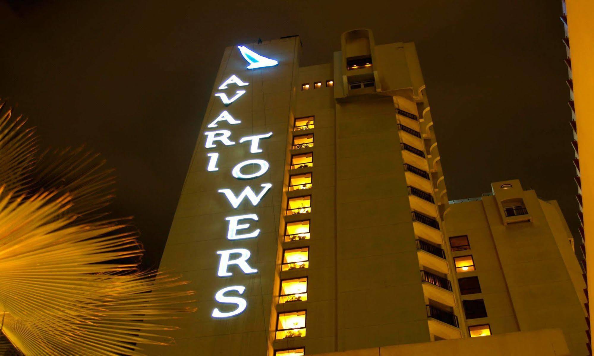 Avari Towers Karachi Eksteriør billede The hotel at night
